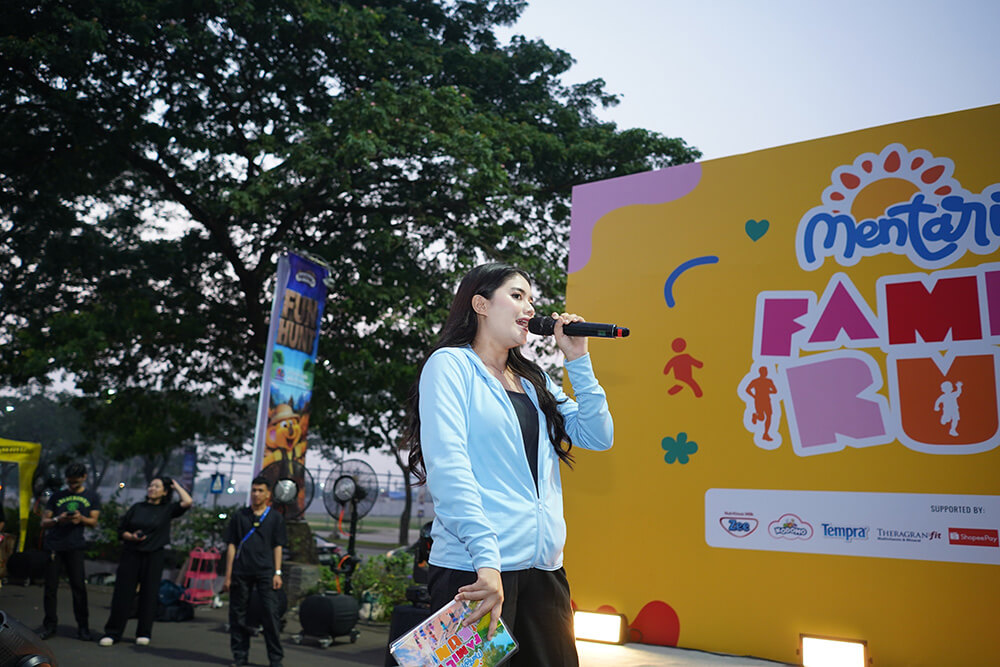 Event host briefing the crowd on mic