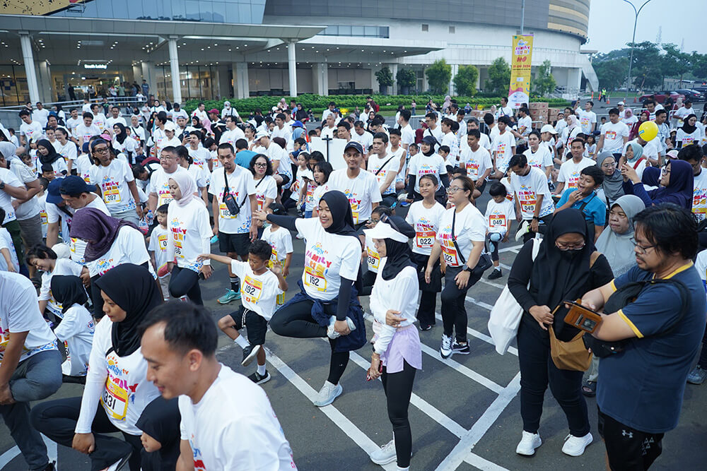 Crowd warming up before a community family run