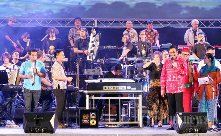Full orchestra and crew on stage