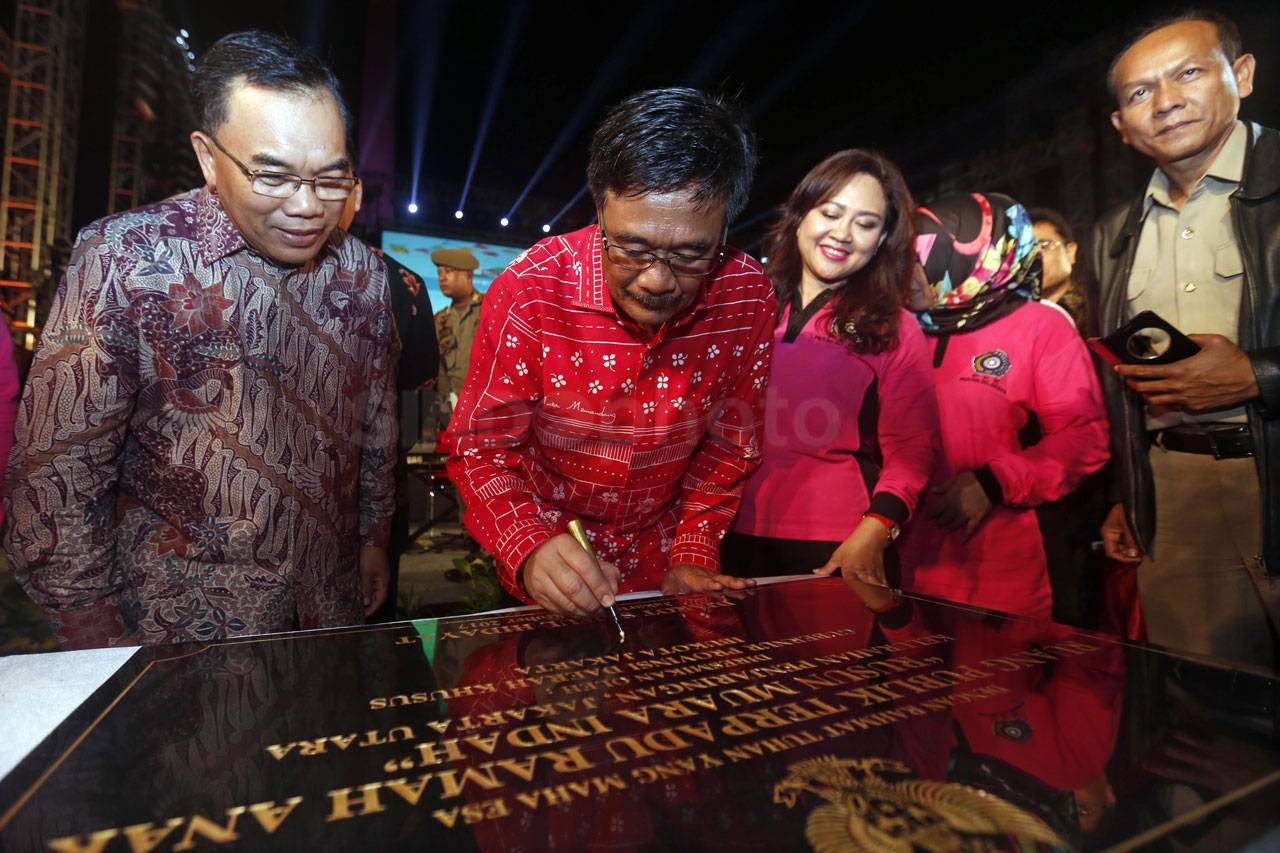 Officials signing a ceremonial plaque